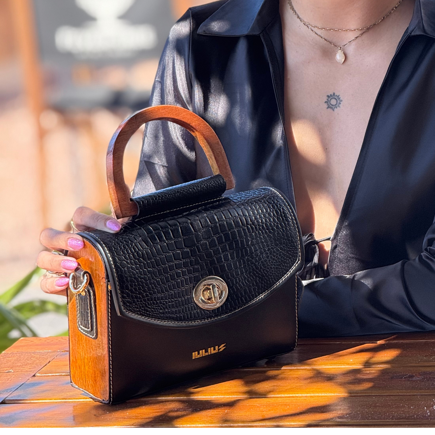 Bolso de Cuero con Solapa patron Cocodrilo  y Laterales de Madera – IULIUS-3